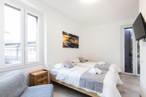 um quarto com uma cama, um sofá e janelas em CityHouse Fm StationRho Fair Near center em Rho