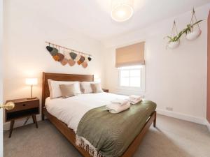 A bed or beds in a room at Pass the Keys Beautiful Victorian House with garden and parking