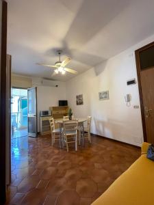 comedor y cocina con mesa y sillas en Appartamenti Residence Foscolo, en Lido di Jesolo