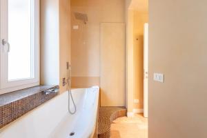 A bathroom at JOIVY Family friendly Apt for 6, near Royal Palace Museum