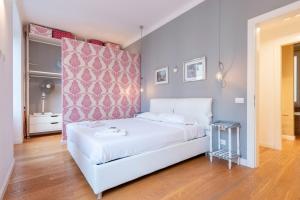 A bed or beds in a room at JOIVY Family friendly Apt for 6, near Royal Palace Museum