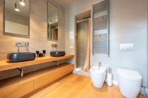 A bathroom at JOIVY Family friendly Apt for 6, near Royal Palace Museum