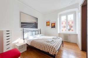 A bed or beds in a room at JOIVY Family friendly Apt for 6, near Royal Palace Museum