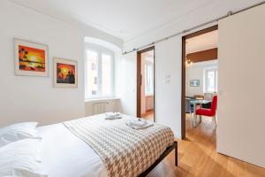 A bed or beds in a room at JOIVY Family friendly Apt for 6, near Royal Palace Museum