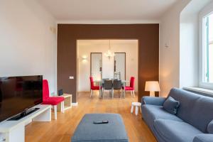 A television and/or entertainment centre at JOIVY Family friendly Apt for 6, near Royal Palace Museum