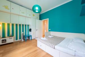 A bed or beds in a room at JOIVY Family friendly Apt for 6, near Royal Palace Museum