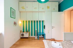 A bed or beds in a room at JOIVY Family friendly Apt for 6, near Royal Palace Museum