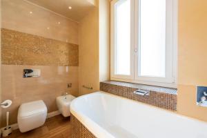 A bathroom at JOIVY Family friendly Apt for 6, near Royal Palace Museum