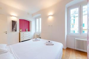 A bed or beds in a room at JOIVY Family friendly Apt for 6, near Royal Palace Museum