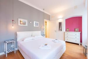 A bed or beds in a room at JOIVY Family friendly Apt for 6, near Royal Palace Museum