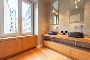 A kitchen or kitchenette at JOIVY Family friendly Apt for 6, near Royal Palace Museum