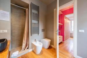 A bathroom at JOIVY Family friendly Apt for 6, near Royal Palace Museum