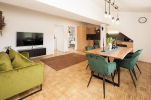 塔姆斯韋格的住宿－Centro 7，客厅配有木桌和绿色椅子