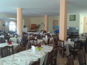 Restaurant o un lloc per menjar a Borgo Marino Albatros