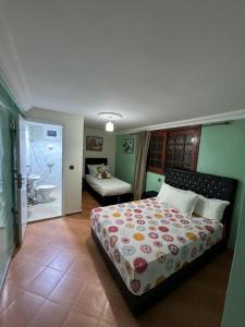 una camera con letto e bagno di Gîte Jnane fès a El Jadida