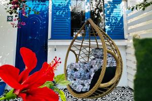 un'altalena su un portico di fronte a una porta blu di Urszula's apartment- apartment with pool in Kos a Psalidi