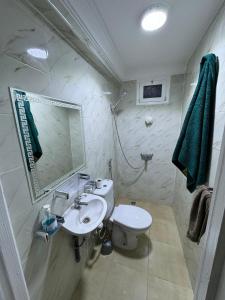 bagno con lavandino, servizi igienici e specchio di Gîte Jnane fès a El Jadida