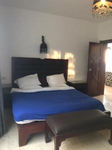 1 dormitorio con 1 cama con edredón azul en samara villas luxury, en Sharm El Sheikh