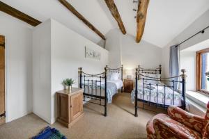 - une chambre avec deux lits et un canapé dans l'établissement Lakeview cottage - Upper Hulme, à Leek