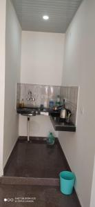 una cucina con un lavello e un piano di lavoro di Oak Hill Cottage, in a wooded area valley view near Bakehouse and Chaar Dukaan a Mussoorie