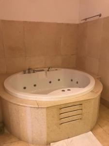 samara villas luxury في شرم الشيخ: حوض الاستحمام في زاوية الحمام