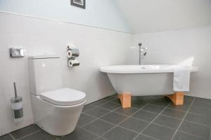 La salle de bains est pourvue d'une baignoire, de toilettes et d'un lavabo. dans l'établissement The Maypole at Wellow, à Ollerton