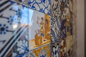 una pared de azulejos azul y blanco con una foto de una mujer en Serra d'Aire Boutique Hotel - SA Hotels, en Fátima