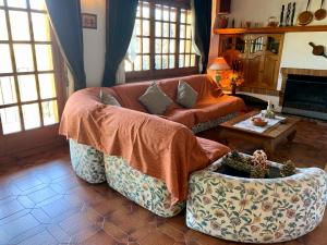 een woonkamer met een bank en een tafel bij Valde Housing Cala Canyelles House in Lloret de Mar