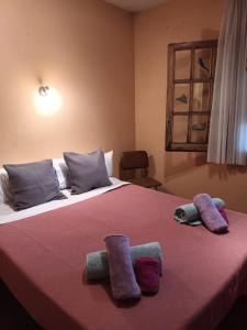 een hotelkamer met een bed met handdoeken erop bij Valde Housing Cala Canyelles House in Lloret de Mar