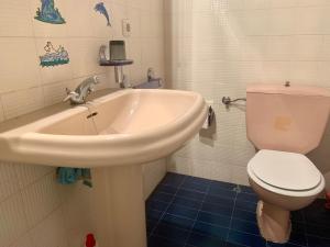 een badkamer met een wastafel, een toilet en een bad bij Valde Housing Cala Canyelles House in Lloret de Mar