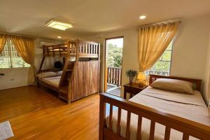 - une chambre avec 2 lits superposés et un balcon dans l'établissement Serene Modern Farmhouse Retreat, 