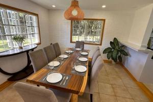 - une salle à manger avec une table et des chaises en bois dans l'établissement Serene Modern Farmhouse Retreat, 