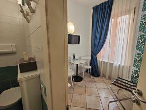 A television and/or entertainment centre at Giardino Giusti House & Court Még 37 kép
