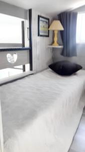 um quarto com uma grande cama branca e uma janela em Maison de 2 chambres avec jardin clos et wifi a La Rochelle em La Rochelle