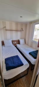Łóżko lub łóżka w pokoju w obiekcie Mobil home Familial