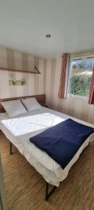 duże łóżko w pokoju z oknem w obiekcie Mobil home Familial w mieście La Roque-dʼAnthéron +28 zdjęć