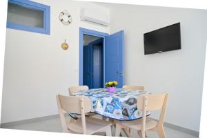 ein Esszimmer mit einem Tisch und Stühlen in der Unterkunft Appartamento Dreaming Avola in Avola