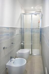 ein Bad mit einer Dusche, einem WC und einem Waschbecken in der Unterkunft Appartamento Dreaming Avola in Avola