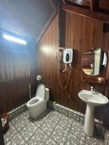 ein Bad mit einem WC und einem Waschbecken in der Unterkunft FARMSTAY HOÀNG HÔN in Xóm Mũi