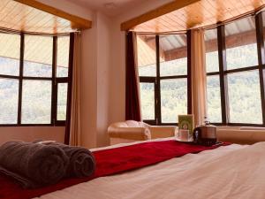 Un pat sau paturi într-o cameră la Shewata Cottage