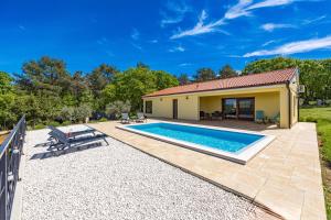 einen Hinterhof mit einem Pool und einem Haus in der Unterkunft Villa Rok in beautiful olive oasis, 2BD, pool, WIFI in Puntera