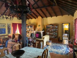 sala de estar con mesa y sillas en una habitación en Casa Solarenga, en Bombarral