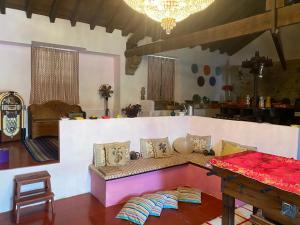 Habitación con mesa y banco con almohadas en Casa Solarenga, en Bombarral