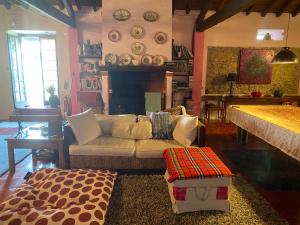 sala de estar con sofá y chimenea en Casa Solarenga, en Bombarral