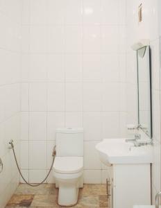 阿布賈的住宿－J's Place Hotel，白色的浴室设有卫生间和水槽。