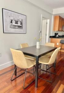 een zwarte eettafel en stoelen in een keuken bij 437-Newly Renovated Lux Apt w Gym and Courtyard in Hoboken