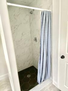 y baño con ducha con cortina azul. en 408-Newly Renovated 3 Bed 2 Bath Apartment, en Hoboken
