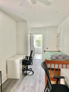 1 dormitorio con 1 cama, escritorio y sillas en 408-Newly Renovated 3 Bed 2 Bath Apartment, en Hoboken