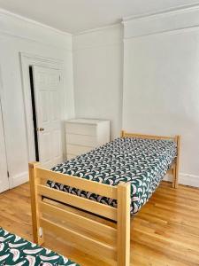 sypialnia z łóżkiem w pokoju w obiekcie 411-Lovely Apt with Backyard near NYC Transit w mieście Hoboken