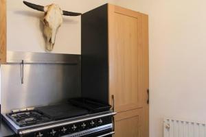 un cráneo de vaca en la pared sobre una estufa en Spacious luxury Haussmanian apartment, en París